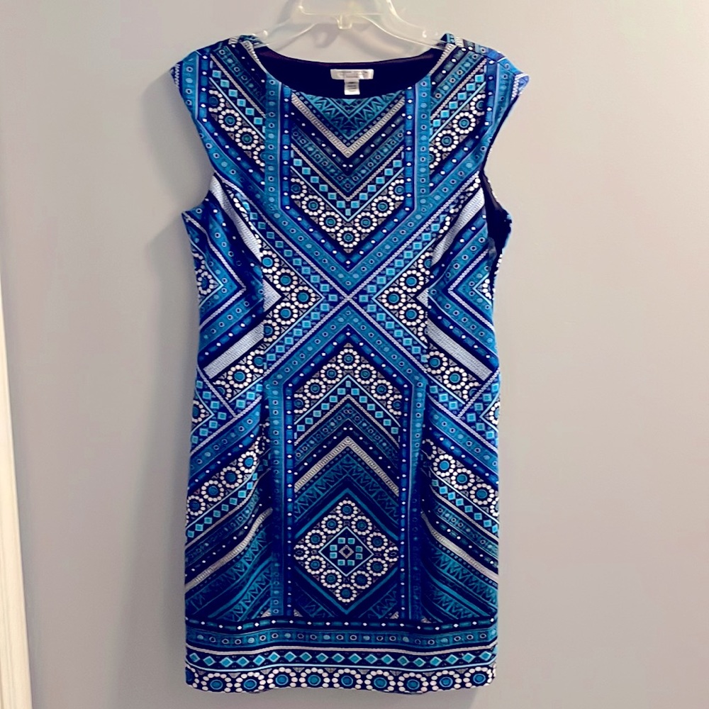 Soft, sleeveless bodycon dress in sharp shades of blue